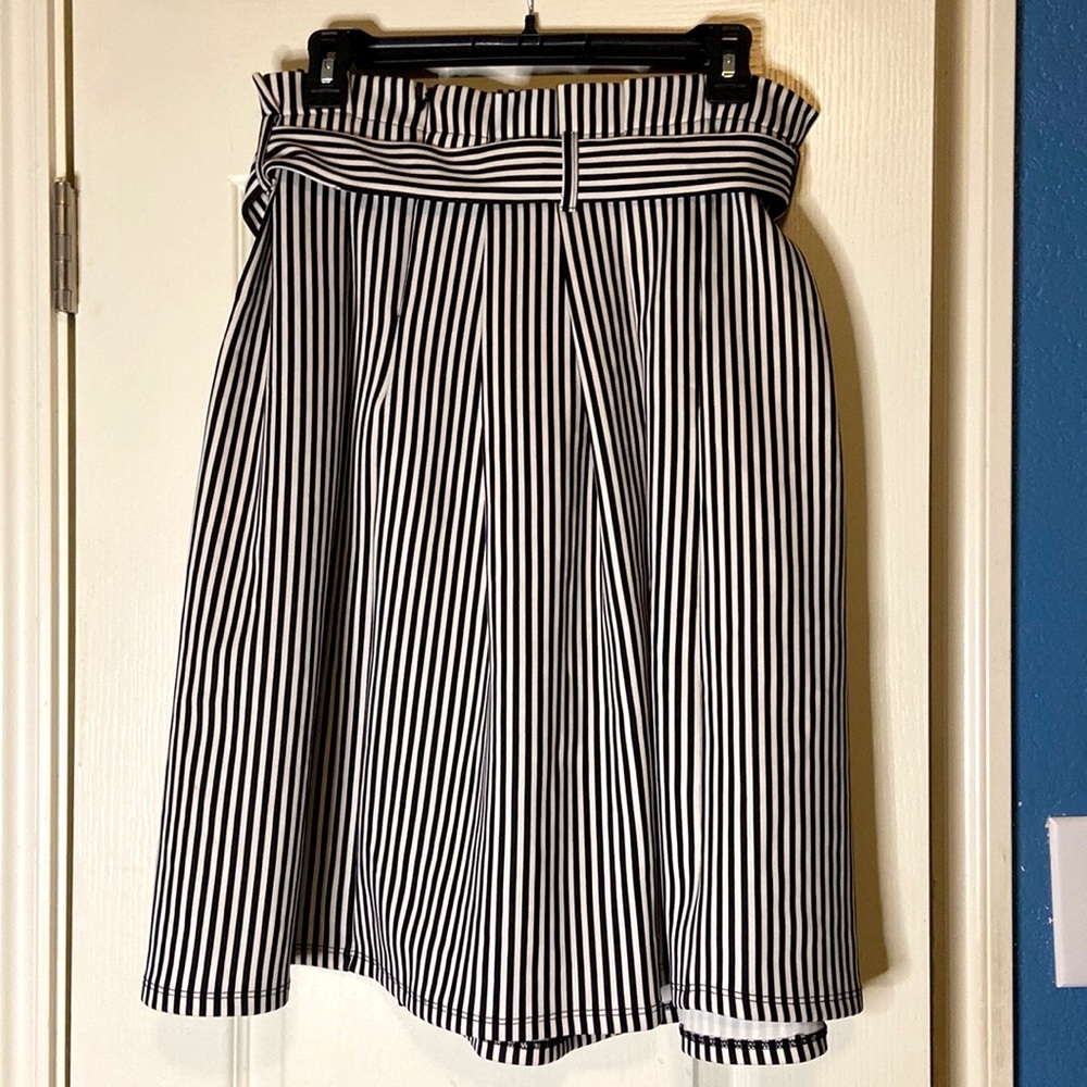 Black and White Haute Monde young contemporary skirt, large, knee length,